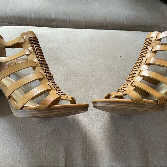 C.P. Women's Tan Leather Zip 4” High Heel Sandal Size 9M. - Picture 4 of 4